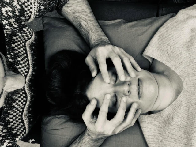 Viime viikolla osallistuin kraniaaliosteopatian jatkokoulutukseen, kouluttajana pitkän linjan osteopaatti ja opettaja Markku Torvinen. Tämän kurssin aiheena oli viskerokranium, eli kasvojen alue.Kävimme läpi kasvojen alueen anatomiaa ja fysiologiaa, embryologiaa eli kehitysoppia sekä alueen yhteyksiä kehon eri järjestelmiin ja toimintoihin kuten keskushermosto ja kraniaalihermot, purenta ja ruuansulatus, hormonaalinen järjestelmä, sinukset ja hengitystiet. Syvensimme osaamista ja aistimista hienossa porukassa, jaoimme kysymyksiä ja kokemuksia sekä harjoittelimme entistä tarkempaa aistimista ja osteopaattista hoitamista.Käyttöön pääsee taas koko joukko kliinisiä helmiä kokeneelta opettajalta. Ajokortin tähän ammattiin saa ensin koulussa, sen jälkeen alkaa koko elämän kestävä oppiminen kouluttautuen ja potilastyössä. Kiitos kaikille, jotka olette matkassa mukana!#osteopatia #lastenosteopatia #kraniaaliosteopatia #biodynaaminenosteopatia #osteopaattihelsinki #osteopaattitampere #hermosto