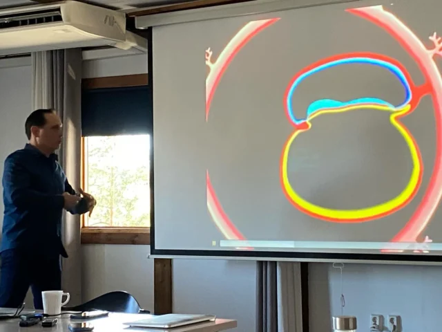 ”The Biodynamic Approach to the Gastrointestinal System Exploring the Immune–Digestion Connection with Dr. William Foley, D.O., MSc (USA)”Kolme päivää vierähti jatkokoulutuksessa Porvoossa erittäin taitavan ja sydämellisen opettajan johdolla, hauskassa kansainvälisessä porukassa. Kävimme läpi mahasuolikanavan embryologista kehitystä sekä suoliston toiminnallista kokonaisuutta mikrobisto mukaanlukien, edellytyksiä hoitaa suolistoa biodynaamisen osteopatian mallin mukaisesti ja opettelimme itse hoitoa hands on.Ymmärrykseni biodynaamisen osteopatian hoitoperiaatteista syventyi merkittävästi. Oivalsin uutta myös terapeuttisista voimista ja ilmiöistä hoitamisen taustalla, elämänkin.Tänään vastaanotolla hoidot olivat menneet uudelle tasolle, kevenneet ja tehostuneet. Kiitollisena eteenpäin osteopatian polulla 🙏🏻#osteopatia #lastenosteopatia #biodynaaminenosteopatia #osteopathy #biodynamicosteopathy